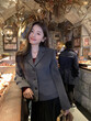 Bộ đồ dạ phong cách cổ điển nữ gồm áo blazer chiết eo và chân váy xếp ly cạp cao